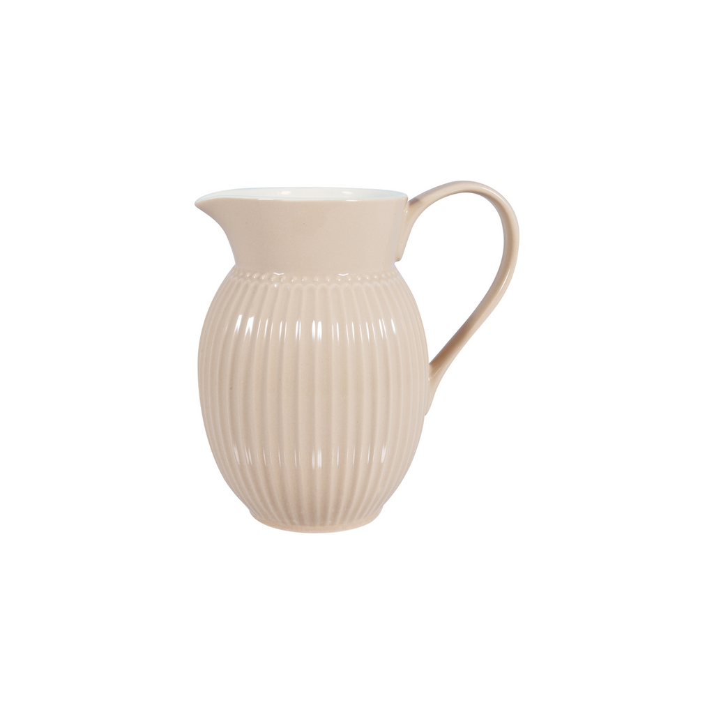 GreenGate Krug Alice Fudge 0,5 Liter Porzellan Krug in Karamellton freigestellt vor weißem Hintergrund