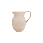 GreenGate Krug Alice Fudge 0,5 Liter Porzellan Krug in Karamellton freigestellt vor weißem Hintergrund