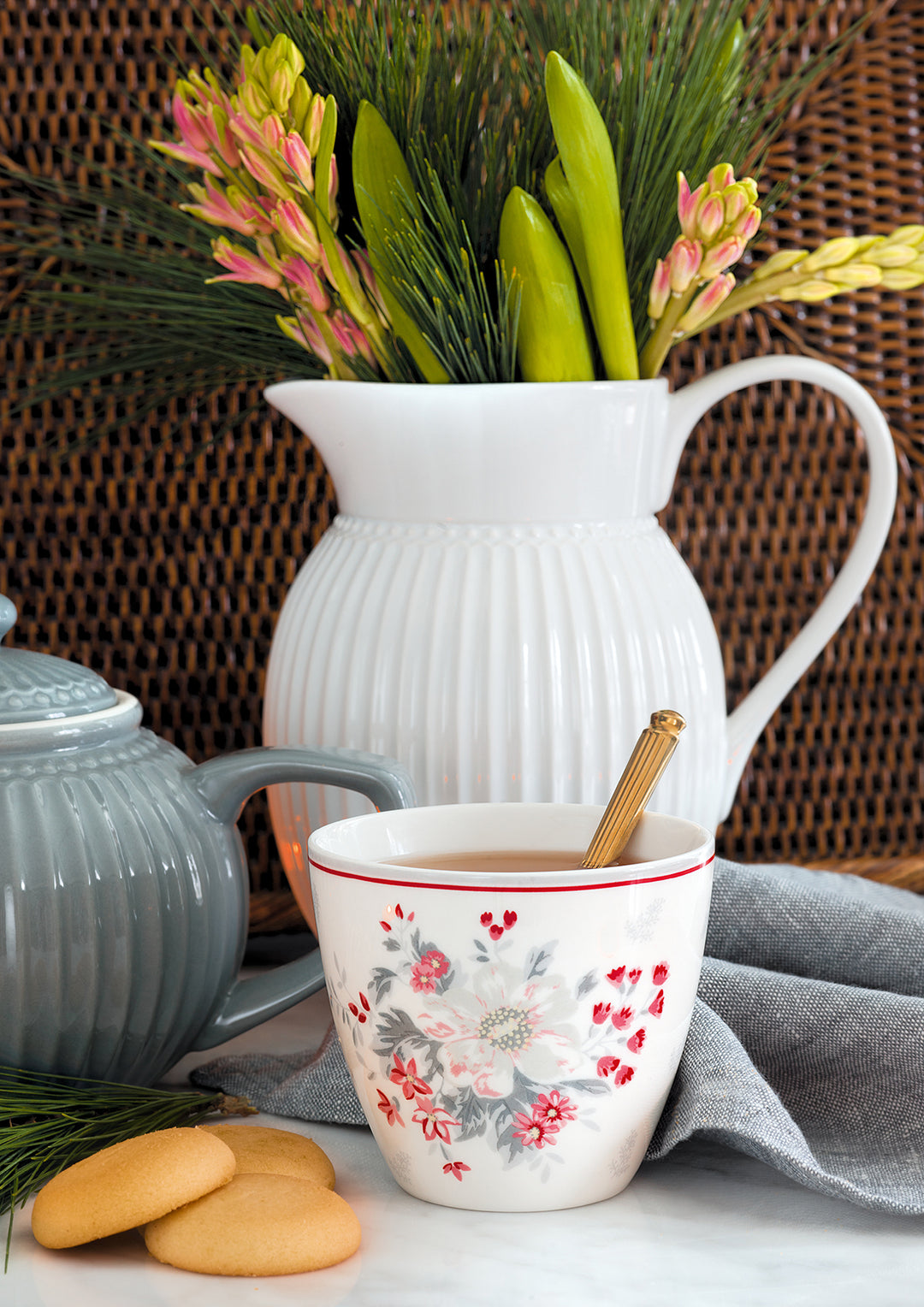 GreenGate Krug Alice Weiß 1,5 Liter als Vase mit Frühlingsblumen im Landhaus Ambiente