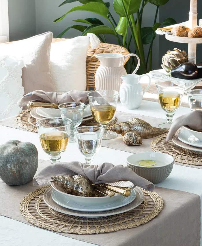 GreenGate Krug Alice Fudge 1,5 Liter auf modern gedecktem Tisch mit Rattan-Platzsets und Glasgeschirr
