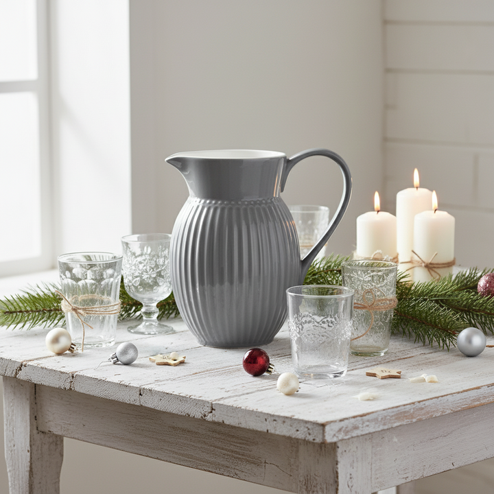 GreenGate Krug Alice Steingrau 1,5 Liter auf gedecktem Tisch mit Kerzen im skandinavischen Landhausstil