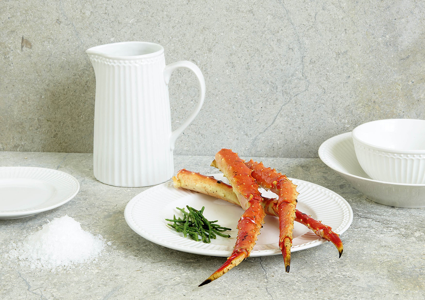 GreenGate Kanne Alice Weiß 1 Liter neben passendem Alice Geschirr auf hellem Esstisch arrangiert