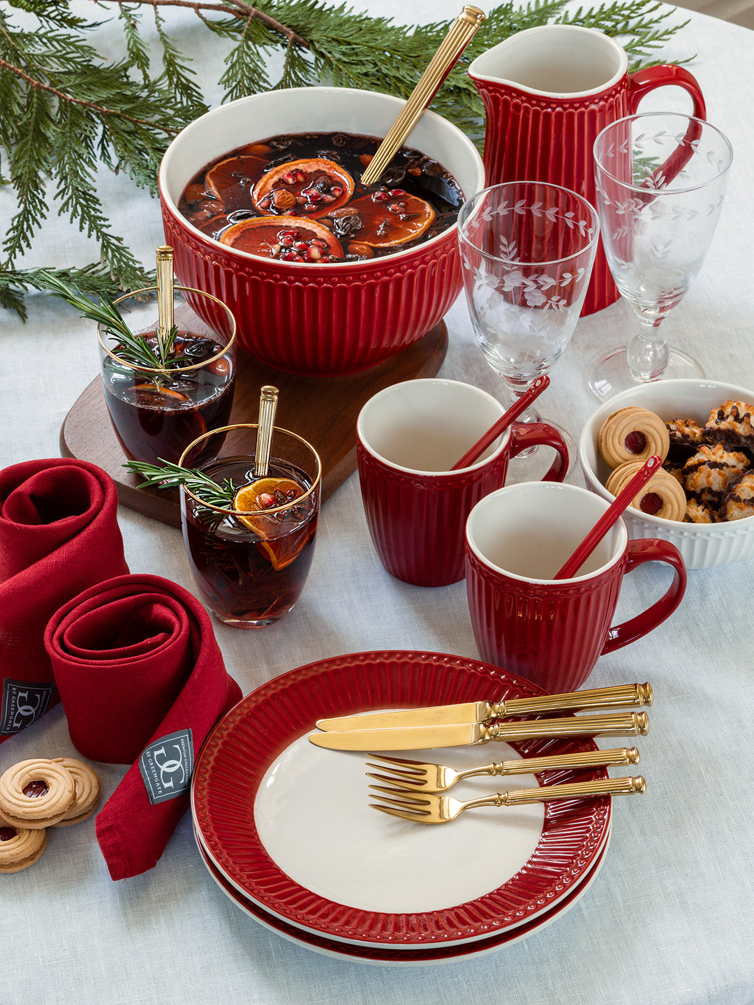 GreenGate Kanne Alice Rot 1 Liter auf festlich gedecktem Weihnachtstisch mit rotem Alice Geschirr und goldbesteck