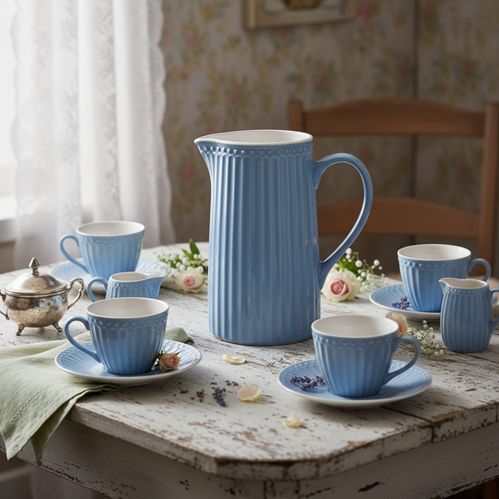 GreenGate Kanne Alice Hellblau 1L auf romantisch gedecktem Tisch mit passendem Alice Geschirr