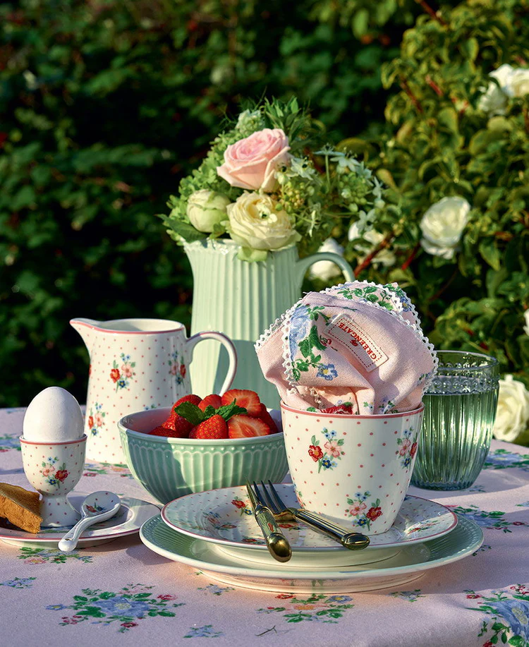 GreenGate Alice Serie Hellgrün Tischgedeck im Garten mit 1L Kanne und floralem Geschirr