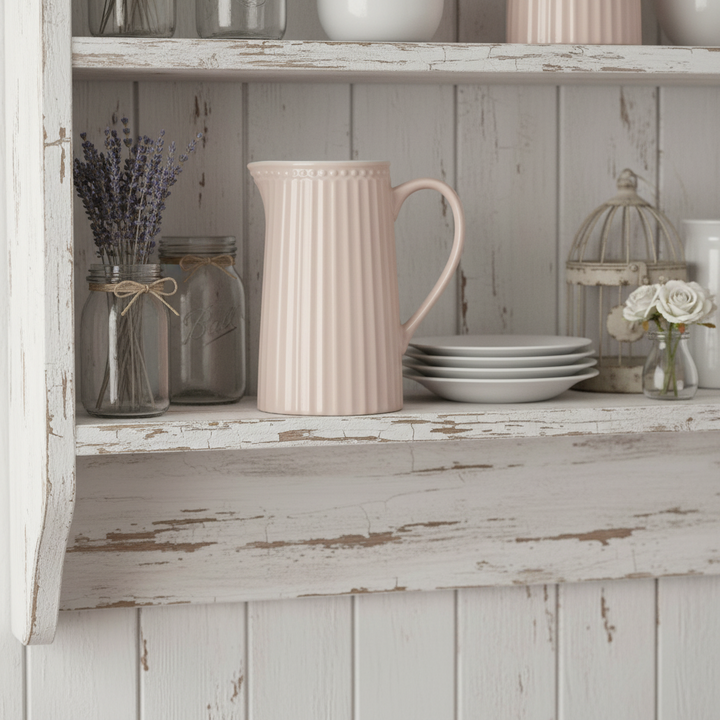 GreenGate Kanne Alice Fudge 1 Liter aus Porzellan im Landhausregal mit Lavendel und Geschirr