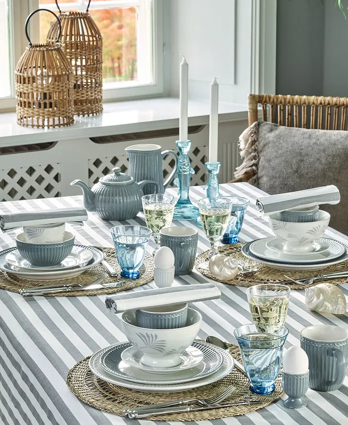 GreenGate Alice Serie Steingrau Tischgedeck mit 1L Kanne, Teekanne und Geschirr im skandinavischen Landhausstil