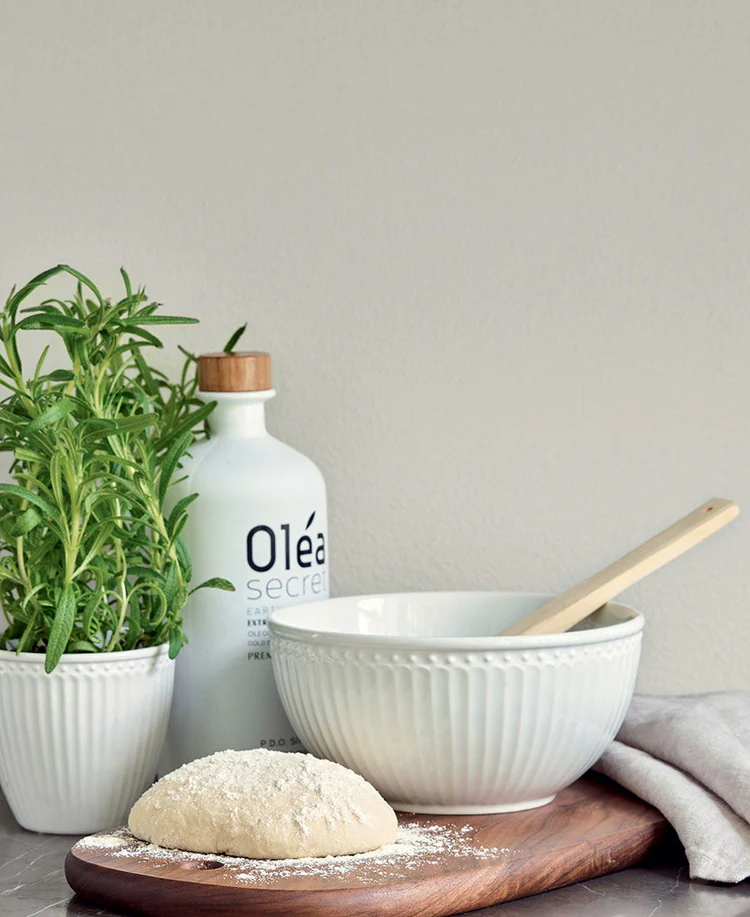 GreenGate Latte Cup Alice Weiß in Küche dekoriert mit Teig, Olivenölflasche und Kräutern