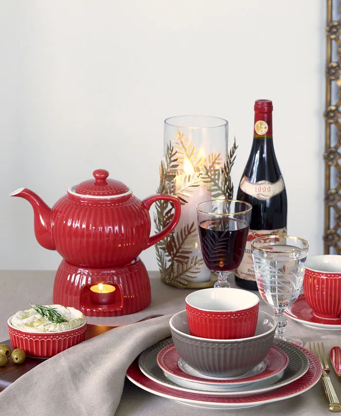 GreenGate Latte Becher Alice Rot aus Porzellan auf gedecktem Tisch mit Teekanne
