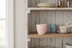 GreenGate Latte Becher Alice Rosa 0,35 l im Landhausregal dekoriert mit Geschirr im Vintage Stil
