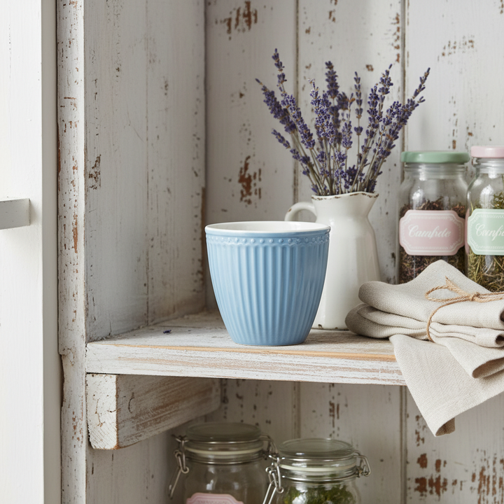 GreenGate Latte Cup Alice Himmelblau auf Holzregal neben Lavendel und Vorratsgläsern im natürlichen Küchenambiente