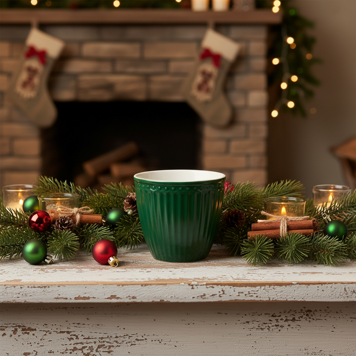 GreenGate Latte Becher Alice Kieferngrün 0,35 l in festlicher Weihnachtsdekoration mit Tannenzweigen und Kerzen