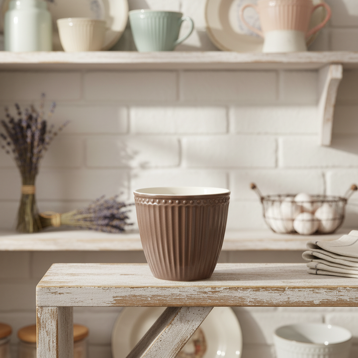 GreenGate Latte Becher Alice Schokolade auf rustikalem Holztisch im skandinavischen Küchenambiente