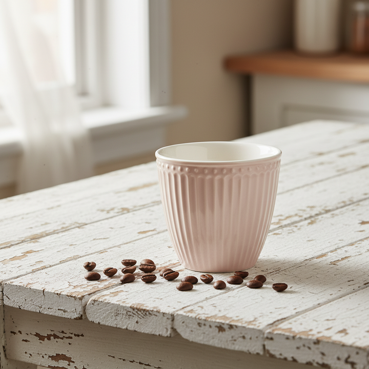 GreenGate Latte Becher Alice Fudge auf rustikalem Holztisch mit Kaffeebohnen
