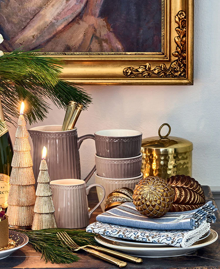 GreenGate Latte Becher Alice Fudge im festlich dekorierten Ambiente mit Kerzen und Geschirr
