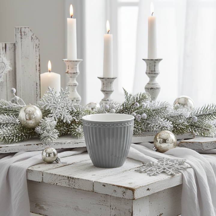 GreenGate Latte Cup Alice Steingrau in winterlicher Dekoration mit Kerzen, Tannenzweigen und Weihnachtskugeln im Landhausstil