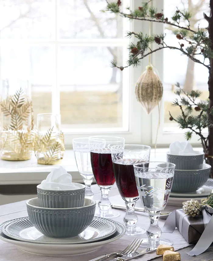 GreenGate Geschirr Alice Steingrau als gedeckter Tisch mit Latte Becher, Schalen und Gläsern in eleganter Tischdekoration