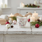 GreenGate Latte Becher Abella Weiß mit floralem Muster im weihnachtlichen Landhaus-Styling mit Kerzen und Tannenzweigen