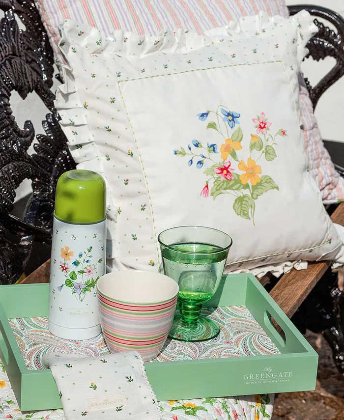 GreenGate Latte Cup Christina Weiß Geblümt im romantischen Landhaus-Styling mit floraler Tischdekoration