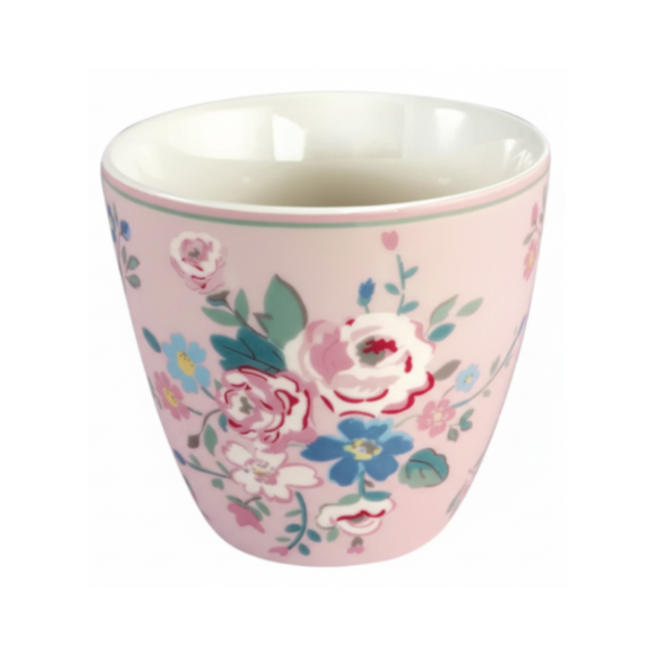 GreenGate Latte Cup Inge-Marie Hellrosa aus Steingut mit Blumenmuster auf zartrosa Hintergrund