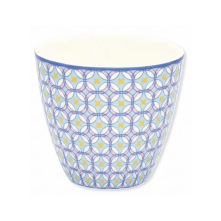 GreenGate Latte Becher Lola Hellblau aus Porzellan mit grafischem Muster in Blau, Gelb und Flieder