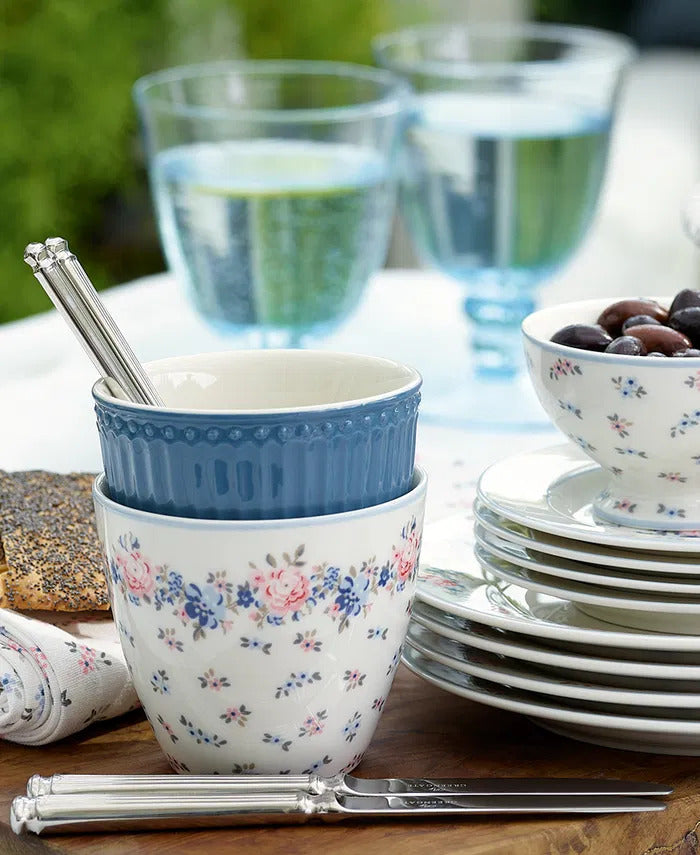 GreenGate Latte Tasse Laura Petit Weiß geblümt im skandinavischen Landhaus-Styling