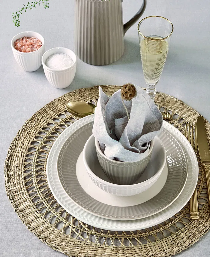 GreenGate Mini Latte Cup Alice Weiß als stilvolle Tischdekoration mit Geschirr und Leinenserviette