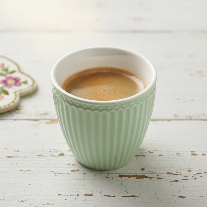 GreenGate Mini Latte Becher Alice Hellgrün mit frisch gebrühtem Espresso