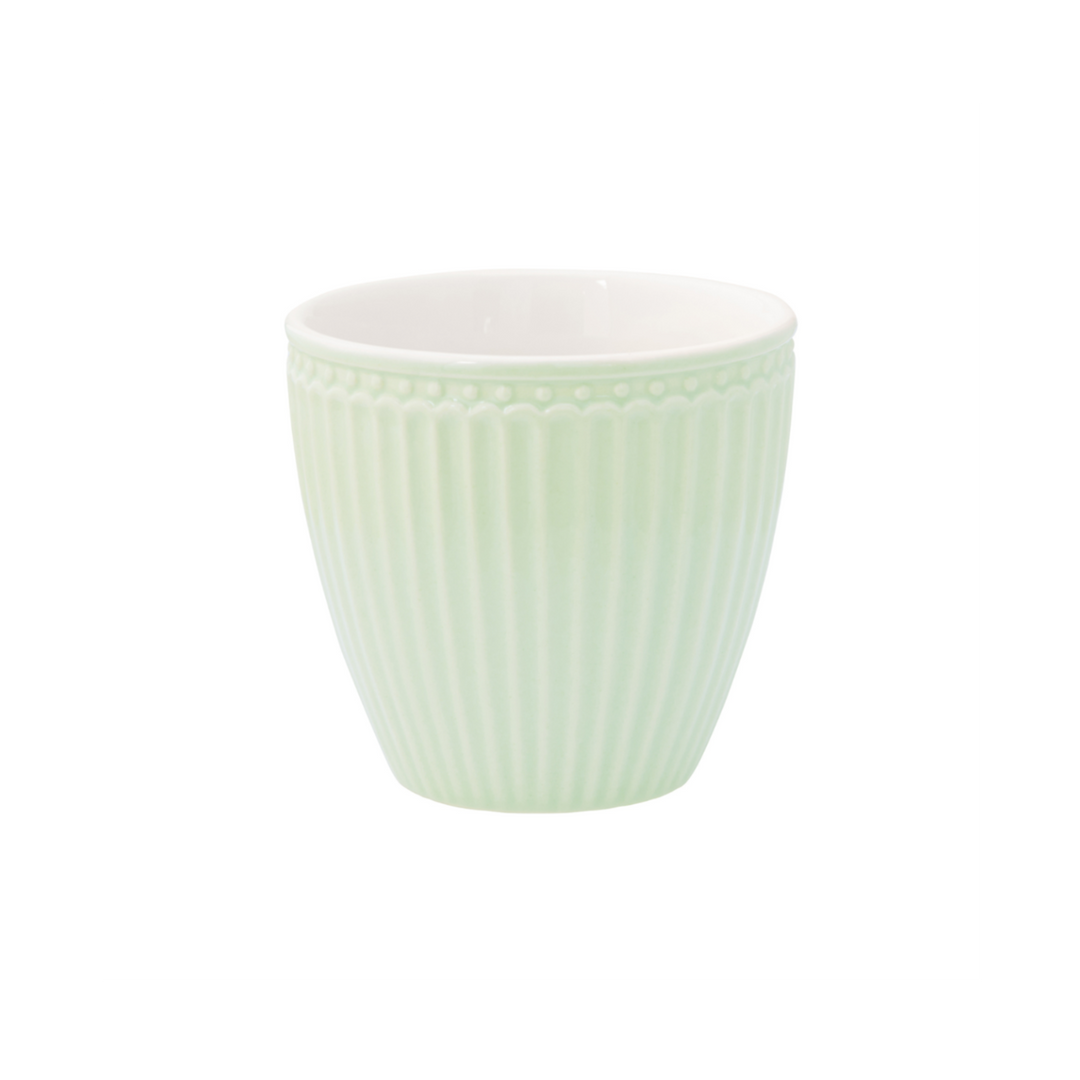 GreenGate Mini Latte Becher Alice Hellgrün mit feiner Rillenstruktur freigestellt