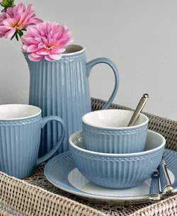 GreenGate Henkeltasse Alice Himmelblau mit passender Schale und Teller im skandinavischen Landhausstil Arrangement
