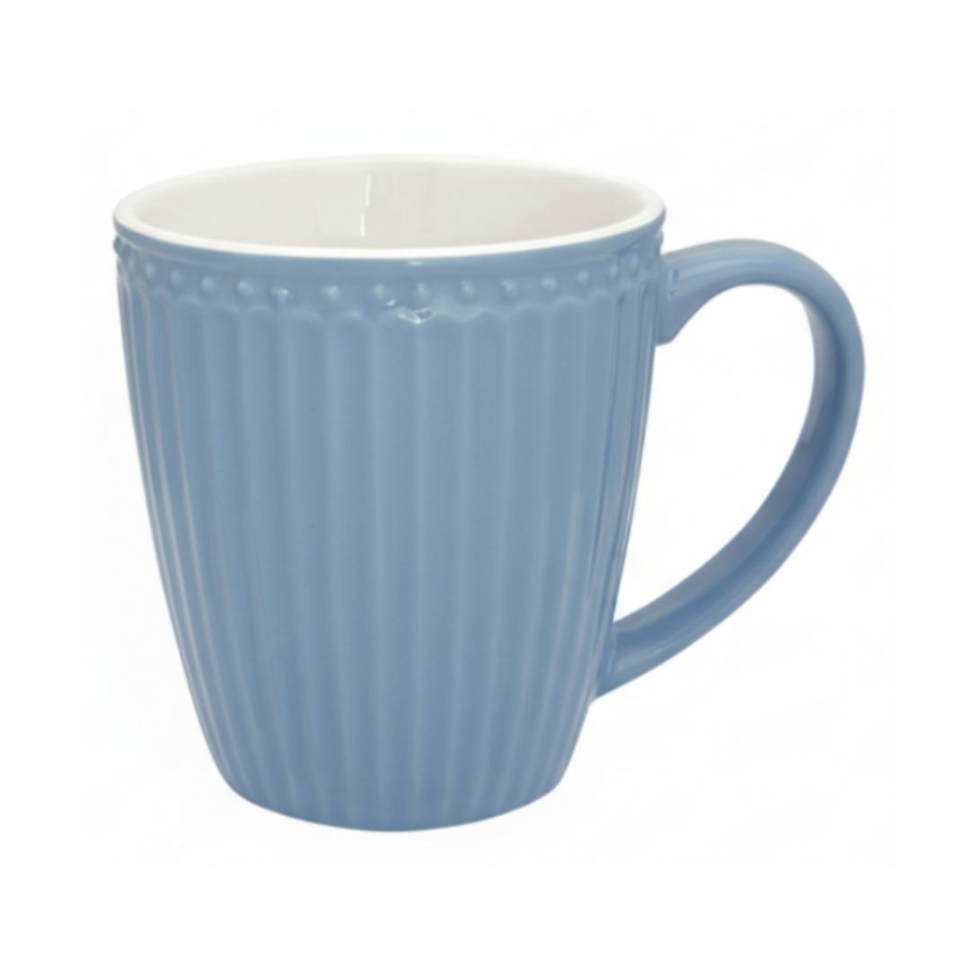 GreenGate Henkeltasse Alice Himmelblau 0,35 l aus Porzellan mit Rillenstruktur freigestellt auf weißem Hintergrund im skandinavischen Landhausstil