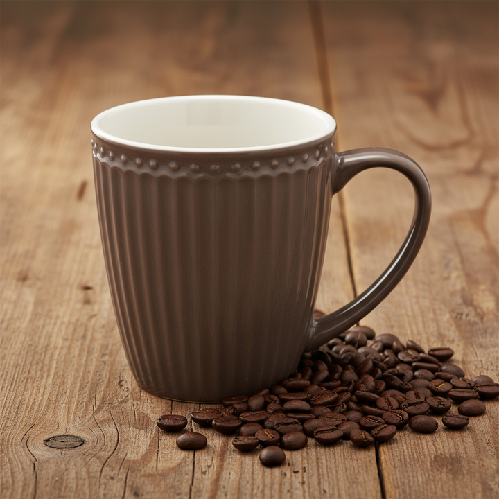 GreenGate Tasse Alice Schokolade 0,35 l Porzellan mit Rillenstruktur neben Kaffeebohnen auf Holztisch