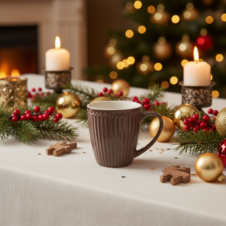 GreenGate Tasse Alice Schokolade 0,35 l aus Porzellan auf festlich gedecktem Weihnachtstisch mit Kerzen und goldener Dekoration