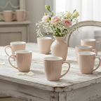 GreenGate Tasse Alice Fudge als 6er Arrangement auf Holztisch mit Blumenstrauß im skandinavischen Stil
