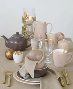 GreenGate Tasse Alice Fudge kombiniert mit Teekanne, Goldbesteck und eleganter Tischdekoration
