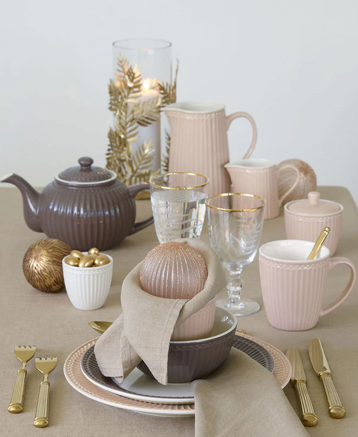 GreenGate Tasse Alice Fudge kombiniert mit Teekanne, Goldbesteck und eleganter Tischdekoration
