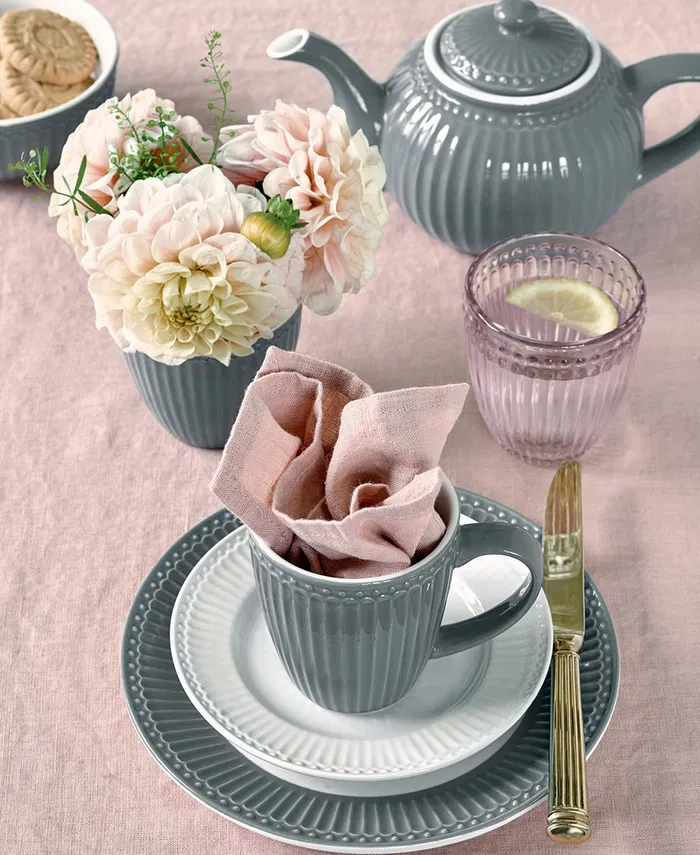 GreenGate Tasse Alice Steingrau kombiniert mit Teekanne und pastellfarbener Tischdekoration
