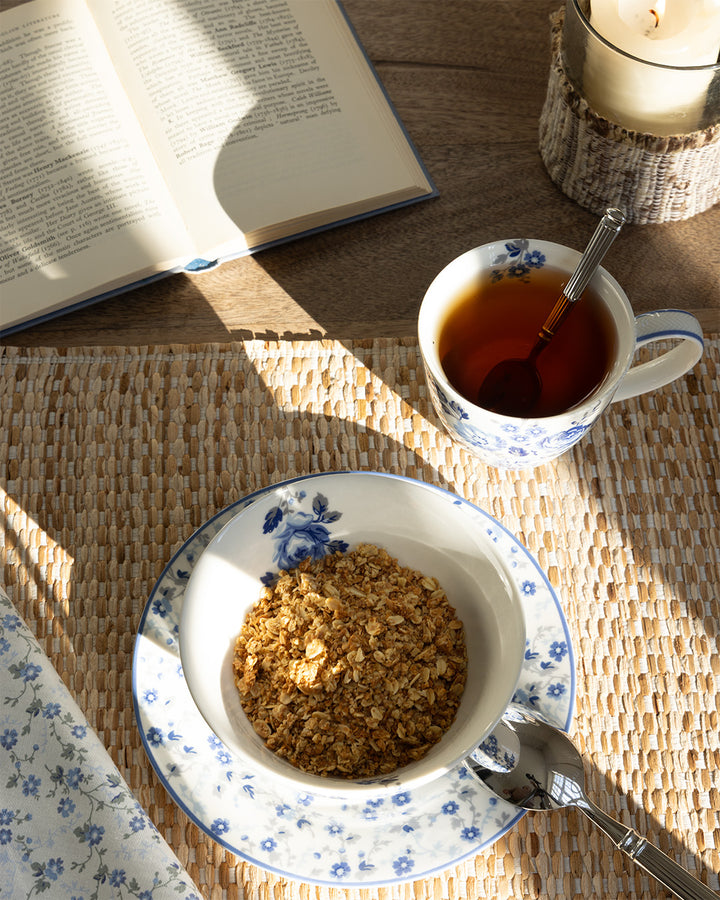 GreenGate Tasse Harmony Hellgrau Blau mit Tee und floraler Schale im nordischen Frühstücks-Styling