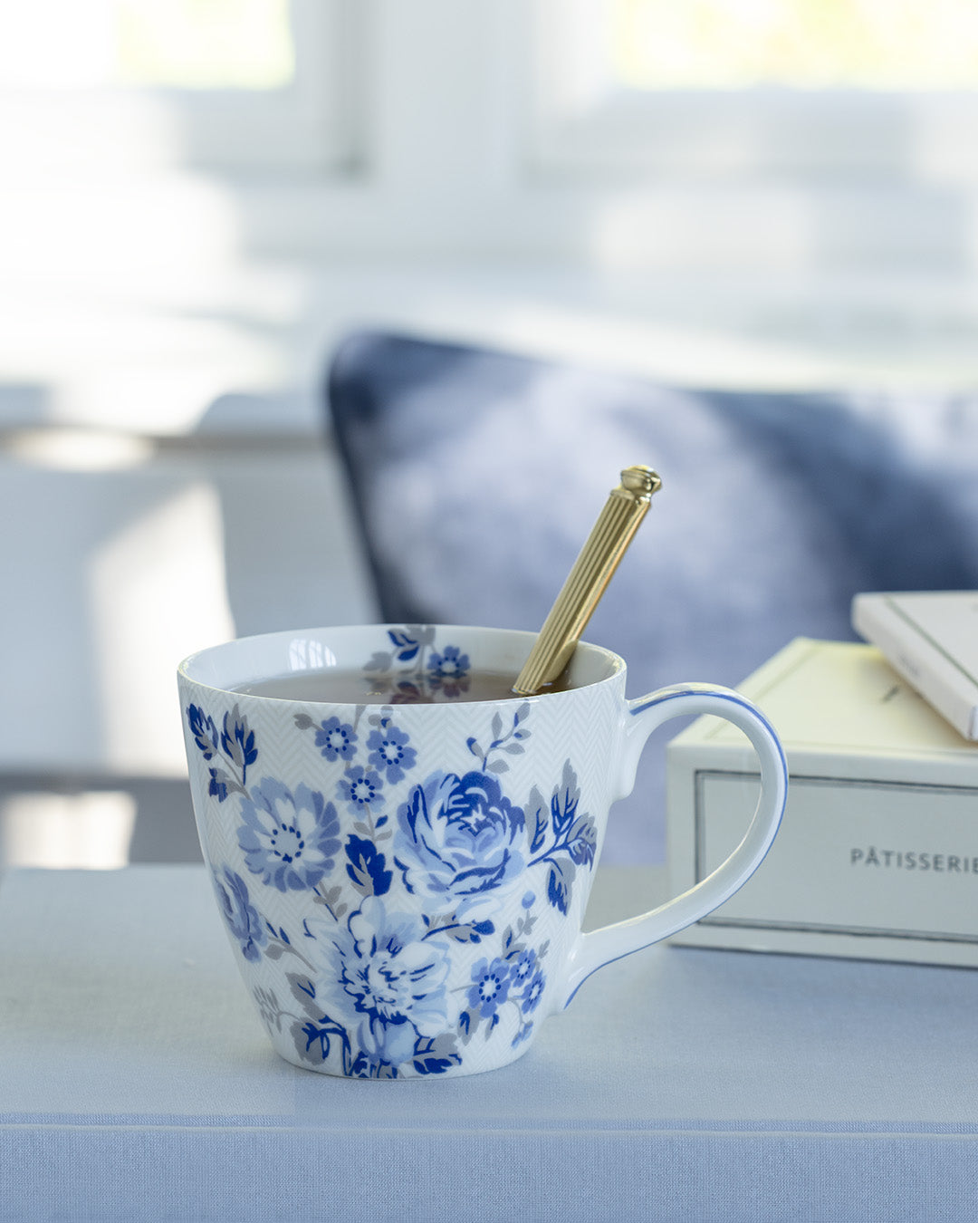 GreenGate Tasse Harmony Hellgrau Blau mit floralem Muster im eleganten Landhaus-Styling
