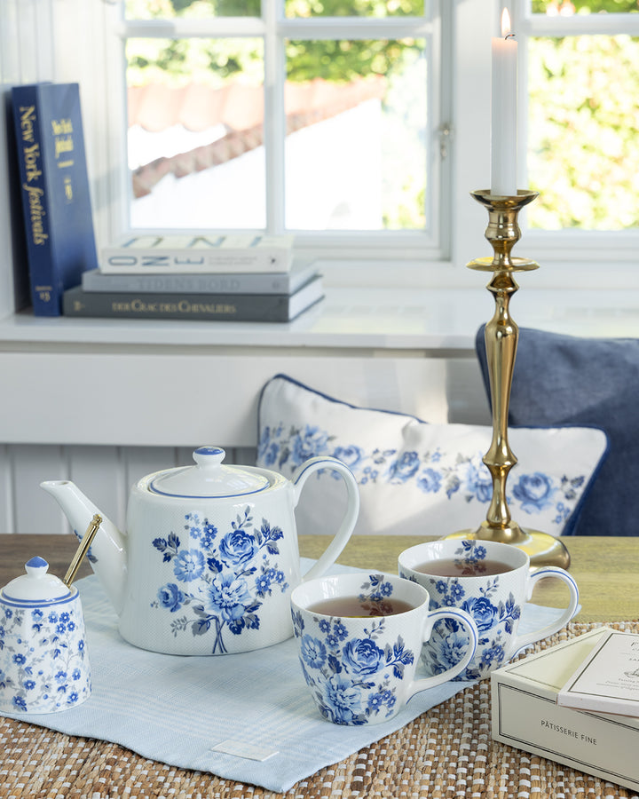 GreenGate Tasse Harmony Hellgrau Blau mit passender Teekanne im skandinavischen Landhausstil gedeckter Tisch