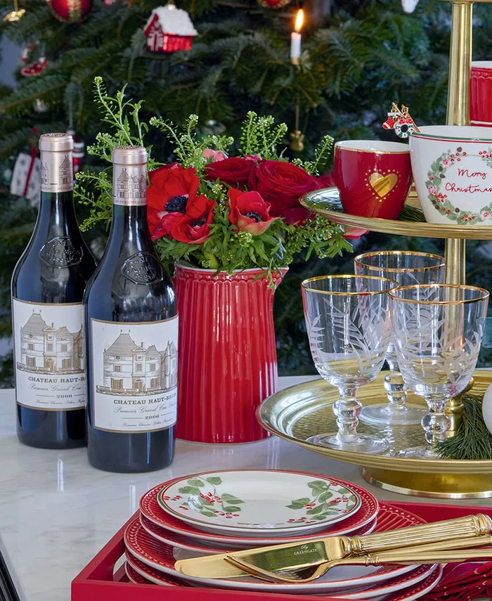 GreenGate Frühstücksteller Alice Rot 23 cm im weihnachtlichen Arrangement mit Vase und goldenen Gläsern
