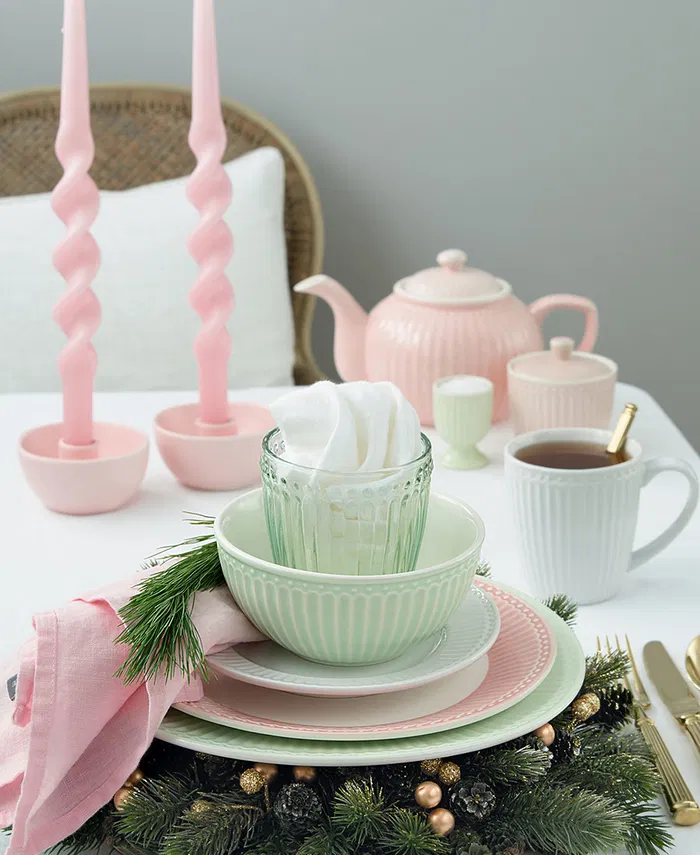 GreenGate Frühstücksteller Alice Rosa 23 cm kombiniert mit pastellfarbenem Geschirr im skandinavischen Stil