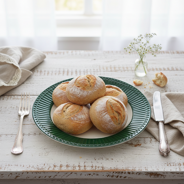 GreenGate Frühstücksteller Alice Kieferngrün 23 cm mit Brötchen im skandinavischen Landhausstil