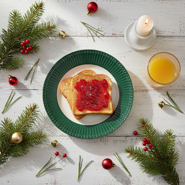 GreenGate Frühstücksteller Alice Kieferngrün 23 cm mit Frühstück auf weihnachtlich dekoriertem Tisch