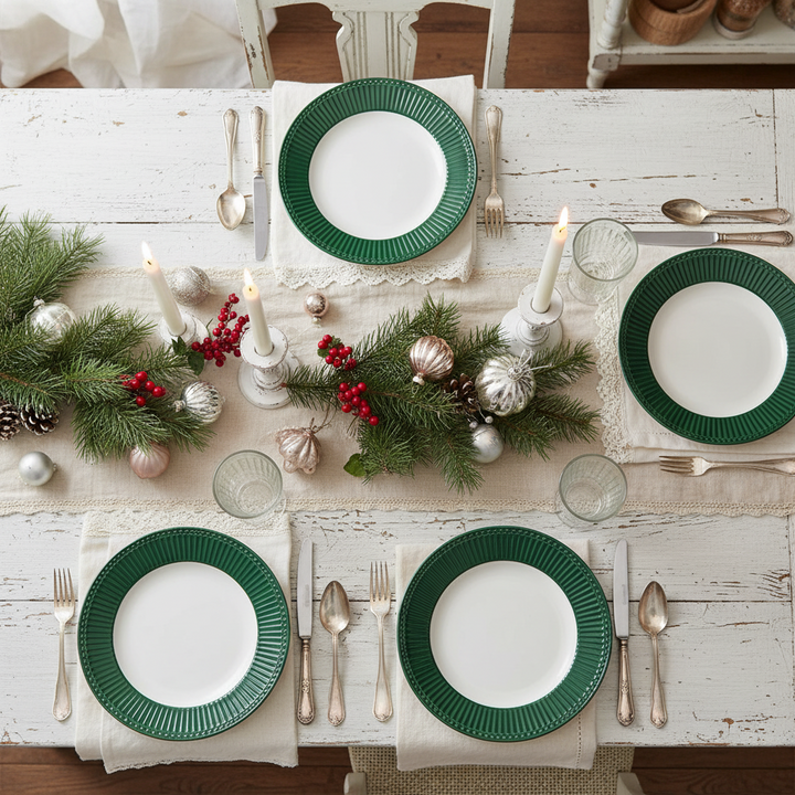 GreenGate Frühstücksteller Alice Kieferngrün 23 cm auf weihnachtlich gedecktem Tisch im skandinavischen Stil