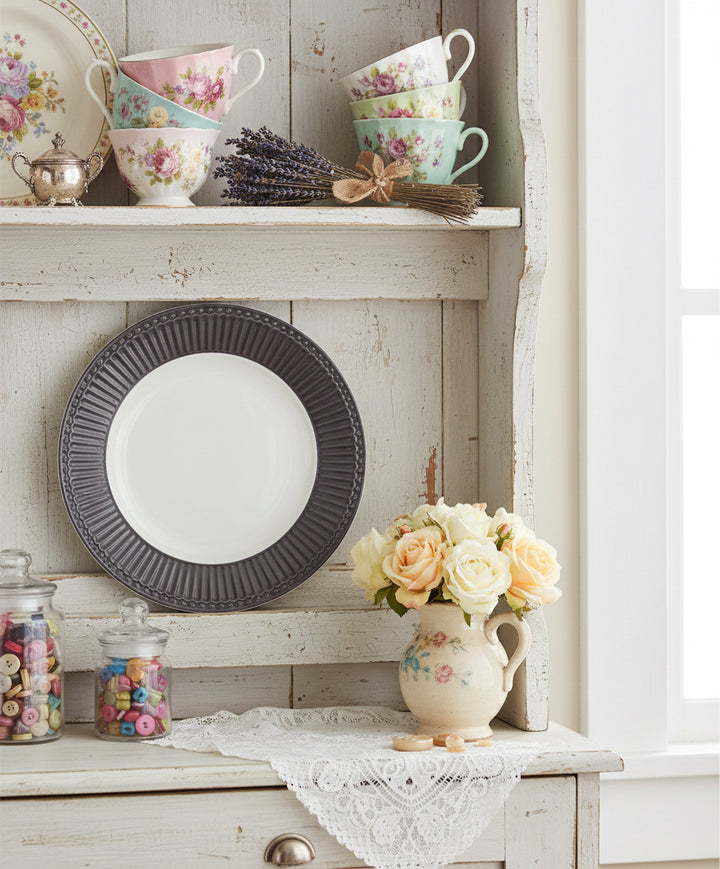 GreenGate Frühstücksteller Alice Schokolade 23 cm mit Rillenstruktur im Landhausregal dekoriert