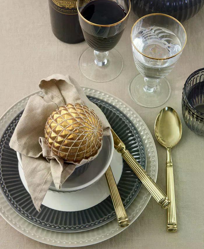 GreenGate Frühstücksteller Alice Schokolade 23 cm kombiniert mit Goldbesteck und Glas im eleganten Tischarrangement