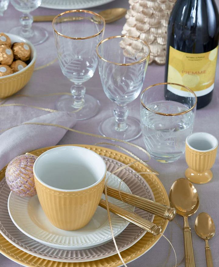 GreenGate Frühstücksteller Alice Fudge 23 cm mit passender Tasse auf festlich gedecktem Tisch im skandinavischen Landhausstil