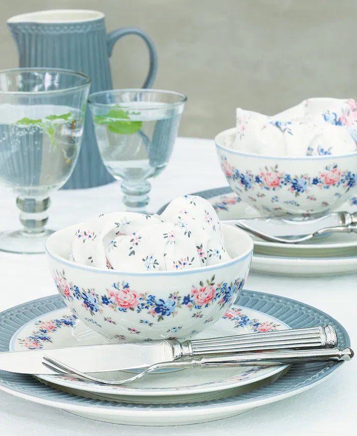 GreenGate Frühstücksteller Laura Petit Weiß mit zartem Blumenrand in gedeckter Tischszene mit Schale und Geschirr im Landhausstil