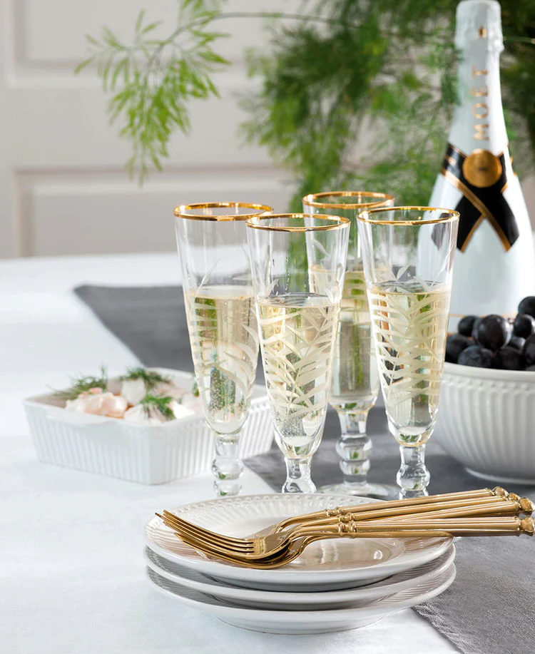 GreenGate Dessertteller Alice Weiß im Hintergrund Sektgläser